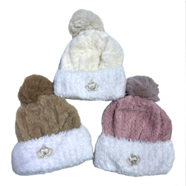 عکس شماره:0 , کلاه بافت زنانه پوم‌پوم طرح تاج – کلاه زمستانی پشمی با نشان تاج فلزی