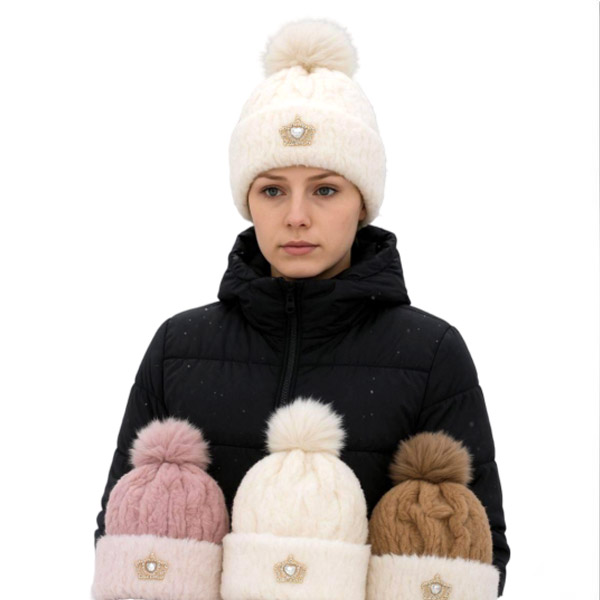 عکس اصلی کلاه بافت زنانه پوم‌پوم طرح تاج – کلاه زمستانی پشمی با نشان تاج فلزی