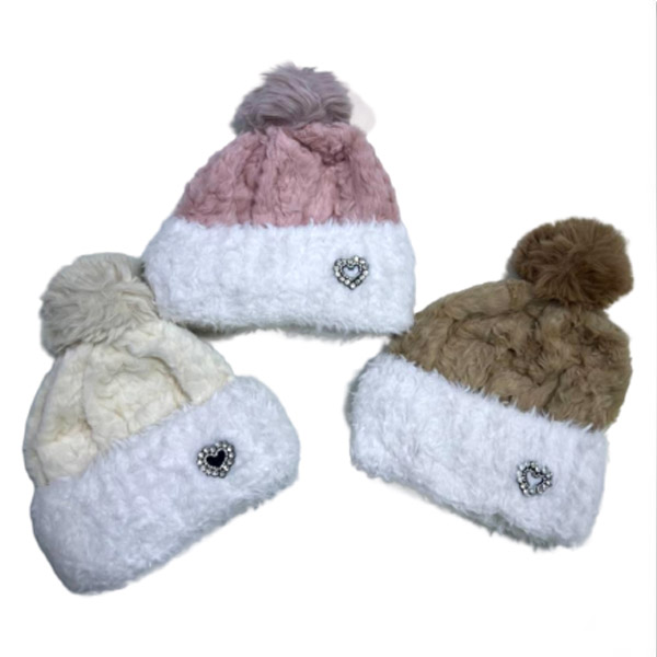 عکس شماره:0 , کلاه بافت زنانه پوم‌پوم نشان قلبی – کلاه زمستانی پشمی با طراحی فانتزی و قلب فلزی