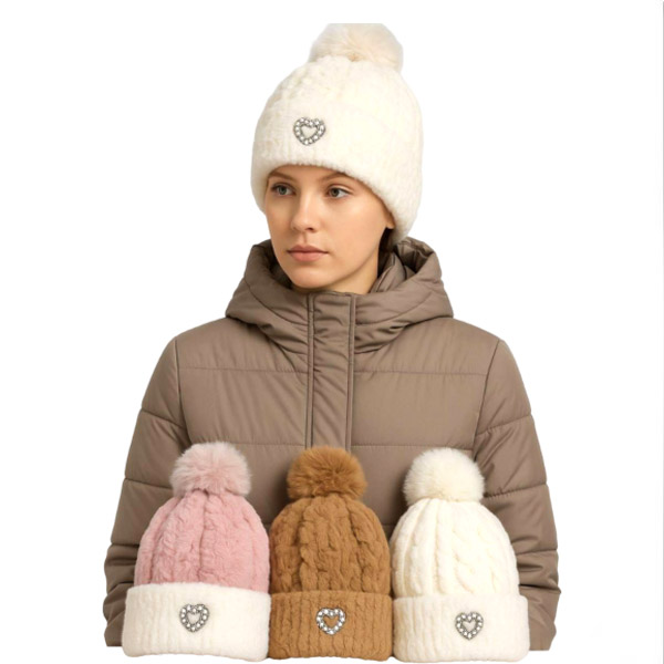 عکس اصلی کلاه بافت زنانه پوم‌پوم نشان قلبی – کلاه زمستانی پشمی با طراحی فانتزی و قلب فلزی